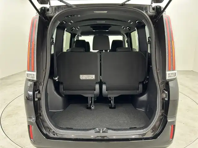 トヨタ エスクァイア Xi 福岡県 2019(令1)年 4.4万km ブラック 後席モニター　/純正ナビ（ＢＴ，フルセグＴＶ）　/バックカメラ　/ＥＴＣ　/前後ドライブレコーダー　/クルーズコントロール　/衝突軽減ブレーキ　/レーンキープ　/先行車発進お知らせ　/ＭＴモード付　/片側電動スライドドア