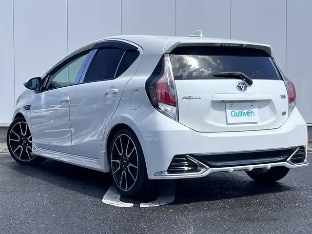 トヨタ アクア G G’s 三重県 2015(平27)年 19.4万km ライムホワイトパールクリスタルシャイン シートヒーター(運転席/助手席)/純正9インチナビ(Bluetooth/CD/DVD/地デジTV/FM/AM/SD)/ドライブレコーダー(前)/バックカメラ/ETC/セーフティセンスC(プリクラッシュセーフティシステム/レーンディパーチャーアラート/オートマチックハイビーム)/クルーズコントロール/ステアリングスイッチ/純正フロアマット/ドアバイザー/スマートエントリーパッケージ/ブラック加飾LEDヘッドランプ/開口部台形メッキ横6本桟フロントエアロバンパー/LEDフロントフォグランプ/LEDイルミネーションランプ/ボディ同色サイドシルスポイラー/エアロバンパー/「Ｇ’s」エンブレム(フロントフェンダー/リア)/195/45R17タイヤ/17インチ光機アルミホイール/ローダウンサスペンション/アルミペダル/ブラック合皮/アルカンターラコンビスポーツシート(「G’s」エンブレム付)/シルバーステッチ入アームレスト付センターコンソールボックス/スペアキー