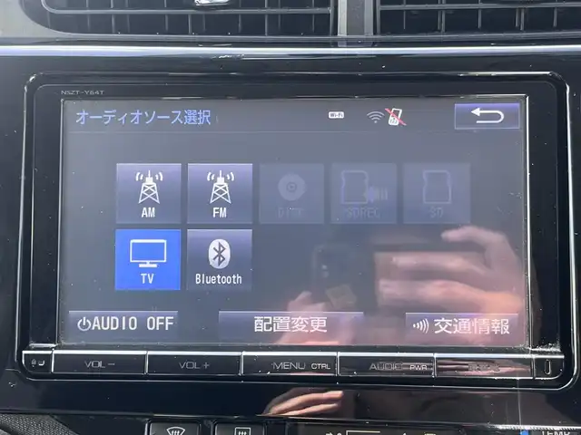 トヨタ アクア G G’s 三重県 2015(平27)年 19.4万km ライムホワイトパールクリスタルシャイン シートヒーター(運転席/助手席)/純正9インチナビ(Bluetooth/CD/DVD/地デジTV/FM/AM/SD)/ドライブレコーダー(前)/バックカメラ/ETC/セーフティセンスC(プリクラッシュセーフティシステム/レーンディパーチャーアラート/オートマチックハイビーム)/クルーズコントロール/ステアリングスイッチ/純正フロアマット/ドアバイザー/スマートエントリーパッケージ/ブラック加飾LEDヘッドランプ/開口部台形メッキ横6本桟フロントエアロバンパー/LEDフロントフォグランプ/LEDイルミネーションランプ/ボディ同色サイドシルスポイラー/エアロバンパー/「Ｇ’s」エンブレム(フロントフェンダー/リア)/195/45R17タイヤ/17インチ光機アルミホイール/ローダウンサスペンション/アルミペダル/ブラック合皮/アルカンターラコンビスポーツシート(「G’s」エンブレム付)/シルバーステッチ入アームレスト付センターコンソールボックス/スペアキー