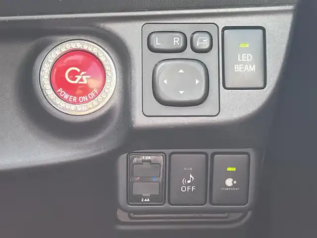 トヨタ アクア G G’s 三重県 2015(平27)年 19.4万km ライムホワイトパールクリスタルシャイン シートヒーター(運転席/助手席)/純正9インチナビ(Bluetooth/CD/DVD/地デジTV/FM/AM/SD)/ドライブレコーダー(前)/バックカメラ/ETC/セーフティセンスC(プリクラッシュセーフティシステム/レーンディパーチャーアラート/オートマチックハイビーム)/クルーズコントロール/ステアリングスイッチ/純正フロアマット/ドアバイザー/スマートエントリーパッケージ/ブラック加飾LEDヘッドランプ/開口部台形メッキ横6本桟フロントエアロバンパー/LEDフロントフォグランプ/LEDイルミネーションランプ/ボディ同色サイドシルスポイラー/エアロバンパー/「Ｇ’s」エンブレム(フロントフェンダー/リア)/195/45R17タイヤ/17インチ光機アルミホイール/ローダウンサスペンション/アルミペダル/ブラック合皮/アルカンターラコンビスポーツシート(「G’s」エンブレム付)/シルバーステッチ入アームレスト付センターコンソールボックス/スペアキー