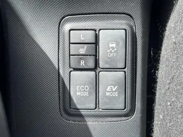 トヨタ アクア G G’s 三重県 2015(平27)年 19.4万km ライムホワイトパールクリスタルシャイン シートヒーター(運転席/助手席)/純正9インチナビ(Bluetooth/CD/DVD/地デジTV/FM/AM/SD)/ドライブレコーダー(前)/バックカメラ/ETC/セーフティセンスC(プリクラッシュセーフティシステム/レーンディパーチャーアラート/オートマチックハイビーム)/クルーズコントロール/ステアリングスイッチ/純正フロアマット/ドアバイザー/スマートエントリーパッケージ/ブラック加飾LEDヘッドランプ/開口部台形メッキ横6本桟フロントエアロバンパー/LEDフロントフォグランプ/LEDイルミネーションランプ/ボディ同色サイドシルスポイラー/エアロバンパー/「Ｇ’s」エンブレム(フロントフェンダー/リア)/195/45R17タイヤ/17インチ光機アルミホイール/ローダウンサスペンション/アルミペダル/ブラック合皮/アルカンターラコンビスポーツシート(「G’s」エンブレム付)/シルバーステッチ入アームレスト付センターコンソールボックス/スペアキー