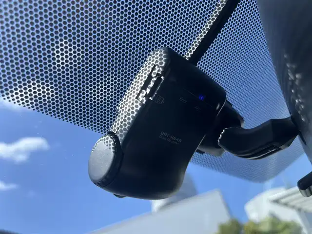 トヨタ アクア G G’s 三重県 2015(平27)年 19.4万km ライムホワイトパールクリスタルシャイン シートヒーター(運転席/助手席)/純正9インチナビ(Bluetooth/CD/DVD/地デジTV/FM/AM/SD)/ドライブレコーダー(前)/バックカメラ/ETC/セーフティセンスC(プリクラッシュセーフティシステム/レーンディパーチャーアラート/オートマチックハイビーム)/クルーズコントロール/ステアリングスイッチ/純正フロアマット/ドアバイザー/スマートエントリーパッケージ/ブラック加飾LEDヘッドランプ/開口部台形メッキ横6本桟フロントエアロバンパー/LEDフロントフォグランプ/LEDイルミネーションランプ/ボディ同色サイドシルスポイラー/エアロバンパー/「Ｇ’s」エンブレム(フロントフェンダー/リア)/195/45R17タイヤ/17インチ光機アルミホイール/ローダウンサスペンション/アルミペダル/ブラック合皮/アルカンターラコンビスポーツシート(「G’s」エンブレム付)/シルバーステッチ入アームレスト付センターコンソールボックス/スペアキー