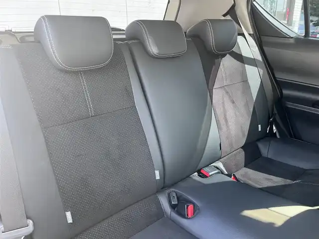 トヨタ アクア G G’s 三重県 2015(平27)年 19.4万km ライムホワイトパールクリスタルシャイン シートヒーター(運転席/助手席)/純正9インチナビ(Bluetooth/CD/DVD/地デジTV/FM/AM/SD)/ドライブレコーダー(前)/バックカメラ/ETC/セーフティセンスC(プリクラッシュセーフティシステム/レーンディパーチャーアラート/オートマチックハイビーム)/クルーズコントロール/ステアリングスイッチ/純正フロアマット/ドアバイザー/スマートエントリーパッケージ/ブラック加飾LEDヘッドランプ/開口部台形メッキ横6本桟フロントエアロバンパー/LEDフロントフォグランプ/LEDイルミネーションランプ/ボディ同色サイドシルスポイラー/エアロバンパー/「Ｇ’s」エンブレム(フロントフェンダー/リア)/195/45R17タイヤ/17インチ光機アルミホイール/ローダウンサスペンション/アルミペダル/ブラック合皮/アルカンターラコンビスポーツシート(「G’s」エンブレム付)/シルバーステッチ入アームレスト付センターコンソールボックス/スペアキー