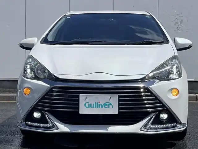 トヨタ アクア G G’s 三重県 2015(平27)年 19.4万km ライムホワイトパールクリスタルシャイン シートヒーター(運転席/助手席)/純正9インチナビ(Bluetooth/CD/DVD/地デジTV/FM/AM/SD)/ドライブレコーダー(前)/バックカメラ/ETC/セーフティセンスC(プリクラッシュセーフティシステム/レーンディパーチャーアラート/オートマチックハイビーム)/クルーズコントロール/ステアリングスイッチ/純正フロアマット/ドアバイザー/スマートエントリーパッケージ/ブラック加飾LEDヘッドランプ/開口部台形メッキ横6本桟フロントエアロバンパー/LEDフロントフォグランプ/LEDイルミネーションランプ/ボディ同色サイドシルスポイラー/エアロバンパー/「Ｇ’s」エンブレム(フロントフェンダー/リア)/195/45R17タイヤ/17インチ光機アルミホイール/ローダウンサスペンション/アルミペダル/ブラック合皮/アルカンターラコンビスポーツシート(「G’s」エンブレム付)/シルバーステッチ入アームレスト付センターコンソールボックス/スペアキー