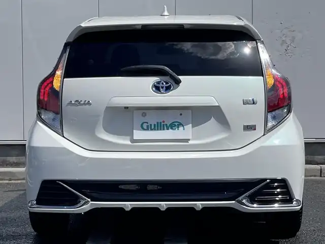 トヨタ アクア G G’s 三重県 2015(平27)年 19.4万km ライムホワイトパールクリスタルシャイン シートヒーター(運転席/助手席)/純正9インチナビ(Bluetooth/CD/DVD/地デジTV/FM/AM/SD)/ドライブレコーダー(前)/バックカメラ/ETC/セーフティセンスC(プリクラッシュセーフティシステム/レーンディパーチャーアラート/オートマチックハイビーム)/クルーズコントロール/ステアリングスイッチ/純正フロアマット/ドアバイザー/スマートエントリーパッケージ/ブラック加飾LEDヘッドランプ/開口部台形メッキ横6本桟フロントエアロバンパー/LEDフロントフォグランプ/LEDイルミネーションランプ/ボディ同色サイドシルスポイラー/エアロバンパー/「Ｇ’s」エンブレム(フロントフェンダー/リア)/195/45R17タイヤ/17インチ光機アルミホイール/ローダウンサスペンション/アルミペダル/ブラック合皮/アルカンターラコンビスポーツシート(「G’s」エンブレム付)/シルバーステッチ入アームレスト付センターコンソールボックス/スペアキー