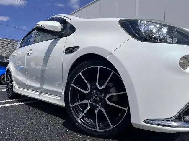 トヨタ アクア G G’s 三重県 2015(平27)年 19.4万km ライムホワイトパールクリスタルシャイン シートヒーター(運転席/助手席)/純正9インチナビ(Bluetooth/CD/DVD/地デジTV/FM/AM/SD)/ドライブレコーダー(前)/バックカメラ/ETC/セーフティセンスC(プリクラッシュセーフティシステム/レーンディパーチャーアラート/オートマチックハイビーム)/クルーズコントロール/ステアリングスイッチ/純正フロアマット/ドアバイザー/スマートエントリーパッケージ/ブラック加飾LEDヘッドランプ/開口部台形メッキ横6本桟フロントエアロバンパー/LEDフロントフォグランプ/LEDイルミネーションランプ/ボディ同色サイドシルスポイラー/エアロバンパー/「Ｇ’s」エンブレム(フロントフェンダー/リア)/195/45R17タイヤ/17インチ光機アルミホイール/ローダウンサスペンション/アルミペダル/ブラック合皮/アルカンターラコンビスポーツシート(「G’s」エンブレム付)/シルバーステッチ入アームレスト付センターコンソールボックス/スペアキー