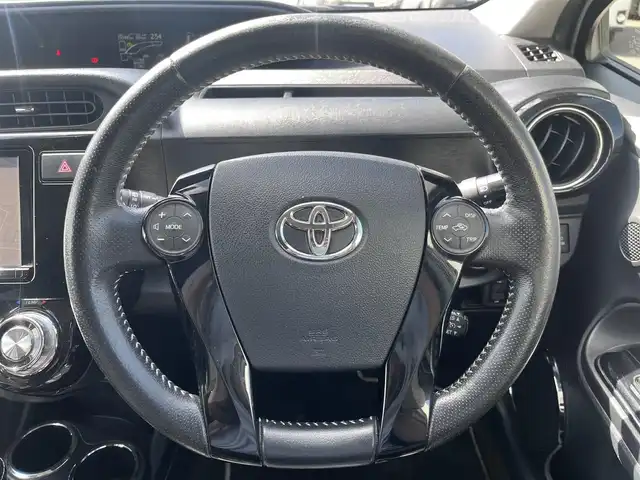 トヨタ アクア G G’s 三重県 2015(平27)年 19.4万km ライムホワイトパールクリスタルシャイン シートヒーター(運転席/助手席)/純正9インチナビ(Bluetooth/CD/DVD/地デジTV/FM/AM/SD)/ドライブレコーダー(前)/バックカメラ/ETC/セーフティセンスC(プリクラッシュセーフティシステム/レーンディパーチャーアラート/オートマチックハイビーム)/クルーズコントロール/ステアリングスイッチ/純正フロアマット/ドアバイザー/スマートエントリーパッケージ/ブラック加飾LEDヘッドランプ/開口部台形メッキ横6本桟フロントエアロバンパー/LEDフロントフォグランプ/LEDイルミネーションランプ/ボディ同色サイドシルスポイラー/エアロバンパー/「Ｇ’s」エンブレム(フロントフェンダー/リア)/195/45R17タイヤ/17インチ光機アルミホイール/ローダウンサスペンション/アルミペダル/ブラック合皮/アルカンターラコンビスポーツシート(「G’s」エンブレム付)/シルバーステッチ入アームレスト付センターコンソールボックス/スペアキー
