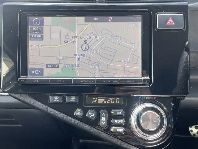 トヨタ アクア G G’s 三重県 2015(平27)年 19.4万km ライムホワイトパールクリスタルシャイン シートヒーター(運転席/助手席)/純正9インチナビ(Bluetooth/CD/DVD/地デジTV/FM/AM/SD)/ドライブレコーダー(前)/バックカメラ/ETC/セーフティセンスC(プリクラッシュセーフティシステム/レーンディパーチャーアラート/オートマチックハイビーム)/クルーズコントロール/ステアリングスイッチ/純正フロアマット/ドアバイザー/スマートエントリーパッケージ/ブラック加飾LEDヘッドランプ/開口部台形メッキ横6本桟フロントエアロバンパー/LEDフロントフォグランプ/LEDイルミネーションランプ/ボディ同色サイドシルスポイラー/エアロバンパー/「Ｇ’s」エンブレム(フロントフェンダー/リア)/195/45R17タイヤ/17インチ光機アルミホイール/ローダウンサスペンション/アルミペダル/ブラック合皮/アルカンターラコンビスポーツシート(「G’s」エンブレム付)/シルバーステッチ入アームレスト付センターコンソールボックス/スペアキー
