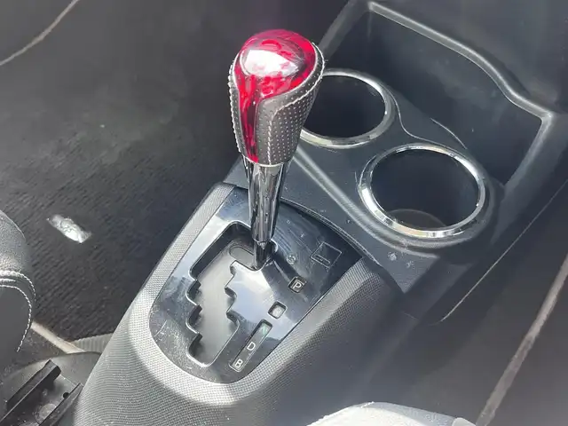 トヨタ アクア G G’s 三重県 2015(平27)年 19.4万km ライムホワイトパールクリスタルシャイン シートヒーター(運転席/助手席)/純正9インチナビ(Bluetooth/CD/DVD/地デジTV/FM/AM/SD)/ドライブレコーダー(前)/バックカメラ/ETC/セーフティセンスC(プリクラッシュセーフティシステム/レーンディパーチャーアラート/オートマチックハイビーム)/クルーズコントロール/ステアリングスイッチ/純正フロアマット/ドアバイザー/スマートエントリーパッケージ/ブラック加飾LEDヘッドランプ/開口部台形メッキ横6本桟フロントエアロバンパー/LEDフロントフォグランプ/LEDイルミネーションランプ/ボディ同色サイドシルスポイラー/エアロバンパー/「Ｇ’s」エンブレム(フロントフェンダー/リア)/195/45R17タイヤ/17インチ光機アルミホイール/ローダウンサスペンション/アルミペダル/ブラック合皮/アルカンターラコンビスポーツシート(「G’s」エンブレム付)/シルバーステッチ入アームレスト付センターコンソールボックス/スペアキー