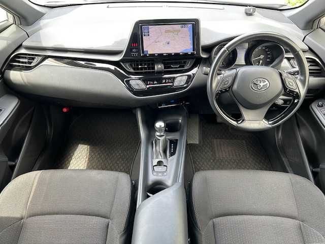 トヨタ Ｃ－ＨＲ S LEDパッケージ 茨城県 2019(令1)年 3.2万km シルバー 純正ＳＤナビ　/レーダークルーズコントロール　/ドライブレコーダー　/バックカメラ　/オールオートパワーウィンドウ　/コーナーセンサー前後　/ＬＥＤライト　/オートマチックハイビーム　/純正１７インチアルミホイール/純正フロアマット/衝突軽減システム/パワーステアリング