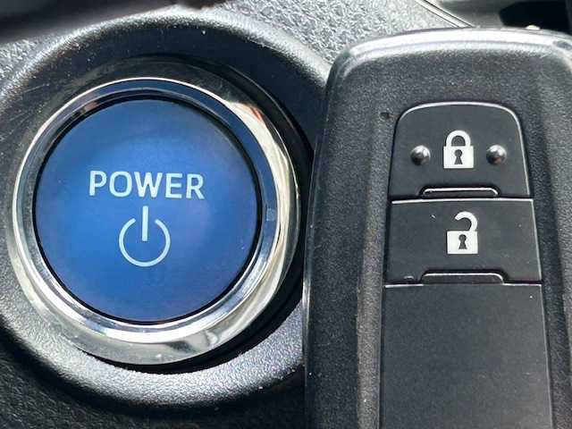 トヨタ Ｃ－ＨＲ S LEDパッケージ 茨城県 2019(令1)年 3.2万km シルバー 純正ＳＤナビ　/レーダークルーズコントロール　/ドライブレコーダー　/バックカメラ　/オールオートパワーウィンドウ　/コーナーセンサー前後　/ＬＥＤライト　/オートマチックハイビーム　/純正１７インチアルミホイール/純正フロアマット/衝突軽減システム/パワーステアリング