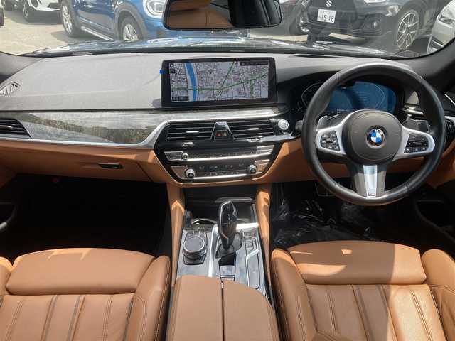 ＢＭＷ ５２３ｉ 熊本県 2023(令5)年 2.1万km サファイアブラックP ・スマートキー/・プッシュスタート/・インテリジェントセーフティ/・注意喚起アシスト/・速度アシスト/・ステアリングアシスト/・PDC自動起動/・アクティブPDC緊急ブレーキ/・パーキングアシスト/・ハイビームアシスト/・クルーズコントロール(追従式)/・茶革シート/・前席パワーシート/・前席シートヒーター /・純正メモリナビ/　【Bluetooth・USB・AppleCarPlay】/・フルセグTV/・バックカメラ/・ETC/・ドライブレコーダー(前後録画)/・ワイヤレス充電/・パワートランク/・LEDヘッドランプ/・純正マット/・保証書/取説