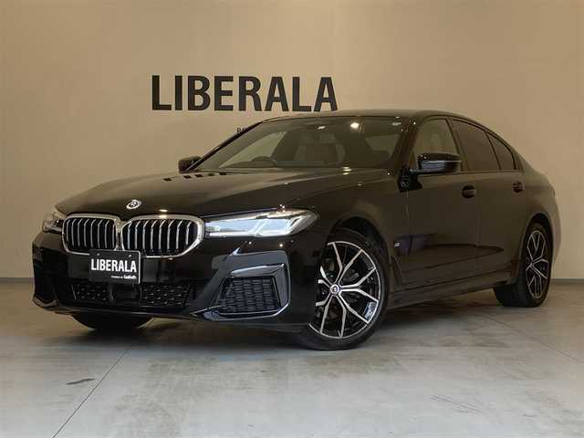 ＢＭＷ ５２３ｉ 熊本県 2023(令5)年 2.1万km サファイアブラックP ・スマートキー/・プッシュスタート/・インテリジェントセーフティ/・注意喚起アシスト/・速度アシスト/・ステアリングアシスト/・PDC自動起動/・アクティブPDC緊急ブレーキ/・パーキングアシスト/・ハイビームアシスト/・クルーズコントロール(追従式)/・茶革シート/・前席パワーシート/・前席シートヒーター /・純正メモリナビ/　【Bluetooth・USB・AppleCarPlay】/・フルセグTV/・バックカメラ/・ETC/・ドライブレコーダー(前後録画)/・ワイヤレス充電/・パワートランク/・LEDヘッドランプ/・純正マット/・保証書/取説