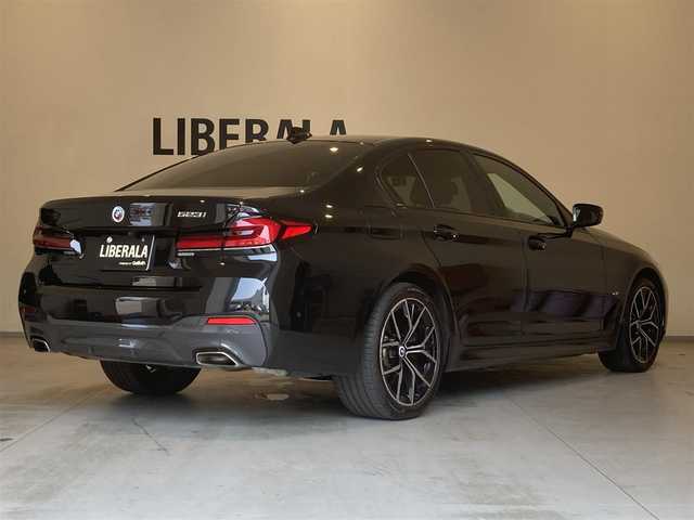ＢＭＷ ５２３ｉ 熊本県 2023(令5)年 2.1万km サファイアブラックP ・スマートキー/・プッシュスタート/・インテリジェントセーフティ/・注意喚起アシスト/・速度アシスト/・ステアリングアシスト/・PDC自動起動/・アクティブPDC緊急ブレーキ/・パーキングアシスト/・ハイビームアシスト/・クルーズコントロール(追従式)/・茶革シート/・前席パワーシート/・前席シートヒーター /・純正メモリナビ/　【Bluetooth・USB・AppleCarPlay】/・フルセグTV/・バックカメラ/・ETC/・ドライブレコーダー(前後録画)/・ワイヤレス充電/・パワートランク/・LEDヘッドランプ/・純正マット/・保証書/取説