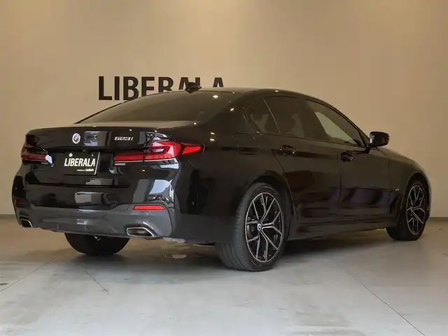 ＢＭＷ ５２３ｉ 熊本県 2023(令5)年 2.1万km サファイアブラックP ・スマートキー/・プッシュスタート/・インテリジェントセーフティ/・注意喚起アシスト/・速度アシスト/・ステアリングアシスト/・PDC自動起動/・アクティブPDC緊急ブレーキ/・パーキングアシスト/・ハイビームアシスト/・クルーズコントロール(追従式)/・茶革シート/・前席パワーシート/・前席シートヒーター /・純正メモリナビ/　【Bluetooth・USB・AppleCarPlay】/・フルセグTV/・バックカメラ/・ETC/・ドライブレコーダー(前後録画)/・ワイヤレス充電/・パワートランク/・LEDヘッドランプ/・純正マット/・保証書/取説