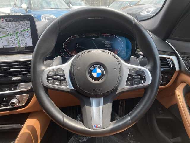 ＢＭＷ ５２３ｉ 熊本県 2023(令5)年 2.1万km サファイアブラックP ・スマートキー/・プッシュスタート/・インテリジェントセーフティ/・注意喚起アシスト/・速度アシスト/・ステアリングアシスト/・PDC自動起動/・アクティブPDC緊急ブレーキ/・パーキングアシスト/・ハイビームアシスト/・クルーズコントロール(追従式)/・茶革シート/・前席パワーシート/・前席シートヒーター /・純正メモリナビ/　【Bluetooth・USB・AppleCarPlay】/・フルセグTV/・バックカメラ/・ETC/・ドライブレコーダー(前後録画)/・ワイヤレス充電/・パワートランク/・LEDヘッドランプ/・純正マット/・保証書/取説