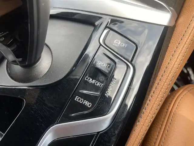 ＢＭＷ ５２３ｉ 熊本県 2023(令5)年 2.1万km サファイアブラックP ・スマートキー/・プッシュスタート/・インテリジェントセーフティ/・注意喚起アシスト/・速度アシスト/・ステアリングアシスト/・PDC自動起動/・アクティブPDC緊急ブレーキ/・パーキングアシスト/・ハイビームアシスト/・クルーズコントロール(追従式)/・茶革シート/・前席パワーシート/・前席シートヒーター /・純正メモリナビ/　【Bluetooth・USB・AppleCarPlay】/・フルセグTV/・バックカメラ/・ETC/・ドライブレコーダー(前後録画)/・ワイヤレス充電/・パワートランク/・LEDヘッドランプ/・純正マット/・保証書/取説