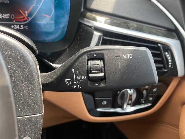 ＢＭＷ ５２３ｉ 熊本県 2023(令5)年 2.1万km サファイアブラックP ・スマートキー/・プッシュスタート/・インテリジェントセーフティ/・注意喚起アシスト/・速度アシスト/・ステアリングアシスト/・PDC自動起動/・アクティブPDC緊急ブレーキ/・パーキングアシスト/・ハイビームアシスト/・クルーズコントロール(追従式)/・茶革シート/・前席パワーシート/・前席シートヒーター /・純正メモリナビ/　【Bluetooth・USB・AppleCarPlay】/・フルセグTV/・バックカメラ/・ETC/・ドライブレコーダー(前後録画)/・ワイヤレス充電/・パワートランク/・LEDヘッドランプ/・純正マット/・保証書/取説