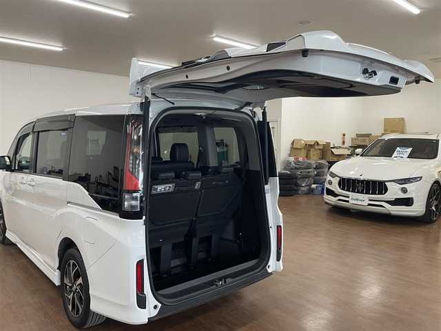 ホンダ ステップワゴン スパーダ クルスピセンシング 道央・札幌 2021(令3)年 3.3万km プラチナホワイトパール 4WD/寒冷地仕様/純正9インチナビ/・フルセグTV/CD/DVD/BT/SD/USB/バックカメラ/両側パワースライドドア/ハーフレザーシート/前席シートヒーター/ホンダセンシング/・衝突被害軽減ブレーキ/・誤発進抑制機能/・路外逸脱抑制機能/・先行車発進お知らせ機能/・標識認識機能/横滑り防止装置/アダプティブクルーズコントロール/ビルトインETC2.0/社外ドライブレコーダー/アイドリングストップ/プッシュスタート/スマートキーx2/ウインカーミラー/純正フロアマット/ドアバイザー/ステアリングリモコン/パドルシフト/オートライト/LEDヘッドライト/フォグライト/3列シート/わくわくゲート/純正16インチAW/新車時保証書/取扱説明書/ナビ取扱説明書