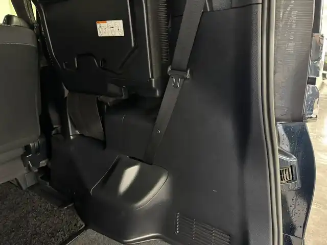 トヨタ ヴォクシー ZS 煌Ⅱ 三重県 2020(令2)年 6.2万km ブラッキッシュアゲハガラスフレーク ガソリン/FF/MTモード付インパネCVT/純正 9インチナビ NSZN-Y68T/（AM/FM/CD/DVD/TV/SD/SDREC/Bluetooth）/12.1型 純正 フリップダウンモニター V12T-R68C/バックガイドモニター/両側パワースライドドア/ドライブレコーダー 前後/ビルトインETC2.0/Toyota Safety Sense/・プリクラッシュセーフティ［PCS］/・レーンディパーチャーアラート［LDA］/・クリアランスソナー/・パーキングサポートブレーキ［PKSB］（前後静止物）/・オートハイビーム［AHB］/・先行車発進告知機能/装備/・クルーズコントロール/・左右独立オートエアコン/・後席オートエアコン（リヤヒーター/クーラー）/・オートライト/・LEDヘッドライト/・LEDフロントフォグライト/・充電用USBジャックx2（前席）/・ステアリングスイッチ/・プッシュスタート/・スマートキーシステム/・純正 16inAW/・保/取/ナビ取/・スマートキーx2