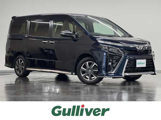 トヨタ ヴォクシー ZS 煌Ⅱ 三重県 2020(令2)年 6.2万km ブラッキッシュアゲハガラスフレーク ガソリン/FF/MTモード付インパネCVT/純正 9インチナビ NSZN-Y68T/（AM/FM/CD/DVD/TV/SD/SDREC/Bluetooth）/12.1型 純正 フリップダウンモニター V12T-R68C/バックガイドモニター/両側パワースライドドア/ドライブレコーダー 前後/ビルトインETC2.0/Toyota Safety Sense/・プリクラッシュセーフティ［PCS］/・レーンディパーチャーアラート［LDA］/・クリアランスソナー/・パーキングサポートブレーキ［PKSB］（前後静止物）/・オートハイビーム［AHB］/・先行車発進告知機能/装備/・クルーズコントロール/・左右独立オートエアコン/・後席オートエアコン（リヤヒーター/クーラー）/・オートライト/・LEDヘッドライト/・LEDフロントフォグライト/・充電用USBジャックx2（前席）/・ステアリングスイッチ/・プッシュスタート/・スマートキーシステム/・純正 16inAW/・保/取/ナビ取/・スマートキーx2