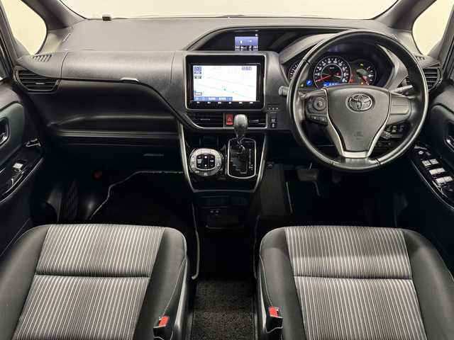 トヨタ ヴォクシー ZS 煌Ⅱ 三重県 2020(令2)年 6.2万km ブラッキッシュアゲハガラスフレーク ガソリン/FF/MTモード付インパネCVT/純正 9インチナビ NSZN-Y68T/（AM/FM/CD/DVD/TV/SD/SDREC/Bluetooth）/12.1型 純正 フリップダウンモニター V12T-R68C/バックガイドモニター/両側パワースライドドア/ドライブレコーダー 前後/ビルトインETC2.0/Toyota Safety Sense/・プリクラッシュセーフティ［PCS］/・レーンディパーチャーアラート［LDA］/・クリアランスソナー/・パーキングサポートブレーキ［PKSB］（前後静止物）/・オートハイビーム［AHB］/・先行車発進告知機能/装備/・クルーズコントロール/・左右独立オートエアコン/・後席オートエアコン（リヤヒーター/クーラー）/・オートライト/・LEDヘッドライト/・LEDフロントフォグライト/・充電用USBジャックx2（前席）/・ステアリングスイッチ/・プッシュスタート/・スマートキーシステム/・純正 16inAW/・保/取/ナビ取/・スマートキーx2