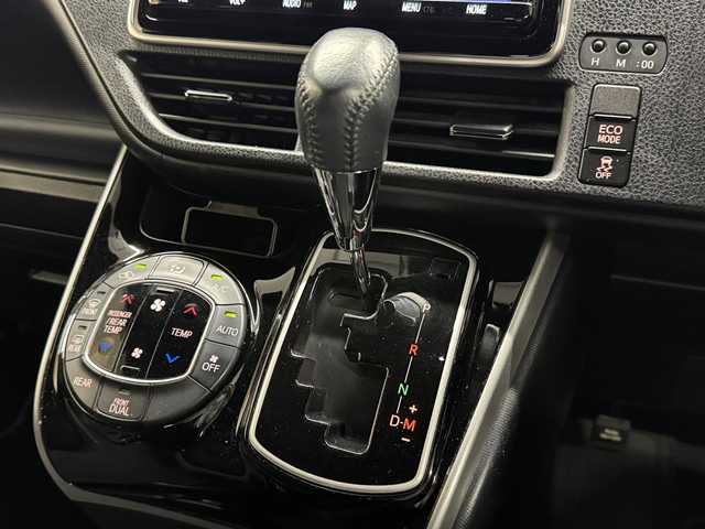 トヨタ ヴォクシー ZS 煌Ⅱ 三重県 2020(令2)年 6.2万km ブラッキッシュアゲハガラスフレーク ガソリン/FF/MTモード付インパネCVT/純正 9インチナビ NSZN-Y68T/（AM/FM/CD/DVD/TV/SD/SDREC/Bluetooth）/12.1型 純正 フリップダウンモニター V12T-R68C/バックガイドモニター/両側パワースライドドア/ドライブレコーダー 前後/ビルトインETC2.0/Toyota Safety Sense/・プリクラッシュセーフティ［PCS］/・レーンディパーチャーアラート［LDA］/・クリアランスソナー/・パーキングサポートブレーキ［PKSB］（前後静止物）/・オートハイビーム［AHB］/・先行車発進告知機能/装備/・クルーズコントロール/・左右独立オートエアコン/・後席オートエアコン（リヤヒーター/クーラー）/・オートライト/・LEDヘッドライト/・LEDフロントフォグライト/・充電用USBジャックx2（前席）/・ステアリングスイッチ/・プッシュスタート/・スマートキーシステム/・純正 16inAW/・保/取/ナビ取/・スマートキーx2