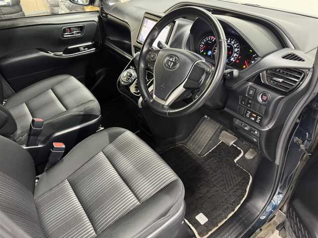 トヨタ ヴォクシー ZS 煌Ⅱ 三重県 2020(令2)年 6.2万km ブラッキッシュアゲハガラスフレーク ガソリン/FF/MTモード付インパネCVT/純正 9インチナビ NSZN-Y68T/（AM/FM/CD/DVD/TV/SD/SDREC/Bluetooth）/12.1型 純正 フリップダウンモニター V12T-R68C/バックガイドモニター/両側パワースライドドア/ドライブレコーダー 前後/ビルトインETC2.0/Toyota Safety Sense/・プリクラッシュセーフティ［PCS］/・レーンディパーチャーアラート［LDA］/・クリアランスソナー/・パーキングサポートブレーキ［PKSB］（前後静止物）/・オートハイビーム［AHB］/・先行車発進告知機能/装備/・クルーズコントロール/・左右独立オートエアコン/・後席オートエアコン（リヤヒーター/クーラー）/・オートライト/・LEDヘッドライト/・LEDフロントフォグライト/・充電用USBジャックx2（前席）/・ステアリングスイッチ/・プッシュスタート/・スマートキーシステム/・純正 16inAW/・保/取/ナビ取/・スマートキーx2