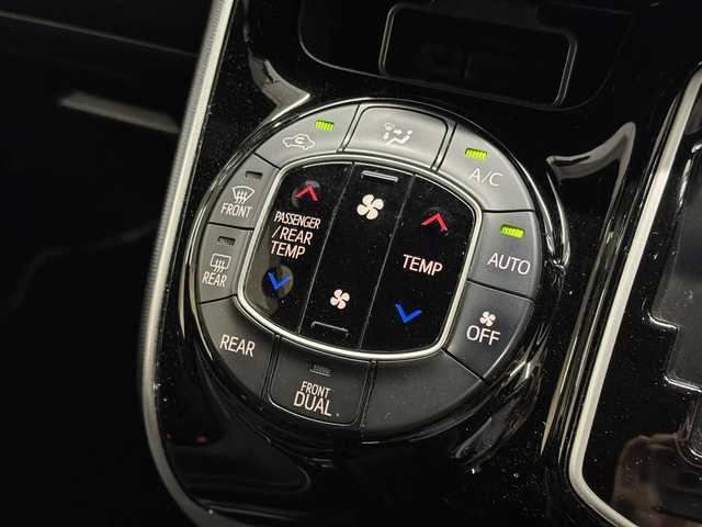 トヨタ ヴォクシー ZS 煌Ⅱ 三重県 2020(令2)年 6.2万km ブラッキッシュアゲハガラスフレーク ガソリン/FF/MTモード付インパネCVT/純正 9インチナビ NSZN-Y68T/（AM/FM/CD/DVD/TV/SD/SDREC/Bluetooth）/12.1型 純正 フリップダウンモニター V12T-R68C/バックガイドモニター/両側パワースライドドア/ドライブレコーダー 前後/ビルトインETC2.0/Toyota Safety Sense/・プリクラッシュセーフティ［PCS］/・レーンディパーチャーアラート［LDA］/・クリアランスソナー/・パーキングサポートブレーキ［PKSB］（前後静止物）/・オートハイビーム［AHB］/・先行車発進告知機能/装備/・クルーズコントロール/・左右独立オートエアコン/・後席オートエアコン（リヤヒーター/クーラー）/・オートライト/・LEDヘッドライト/・LEDフロントフォグライト/・充電用USBジャックx2（前席）/・ステアリングスイッチ/・プッシュスタート/・スマートキーシステム/・純正 16inAW/・保/取/ナビ取/・スマートキーx2