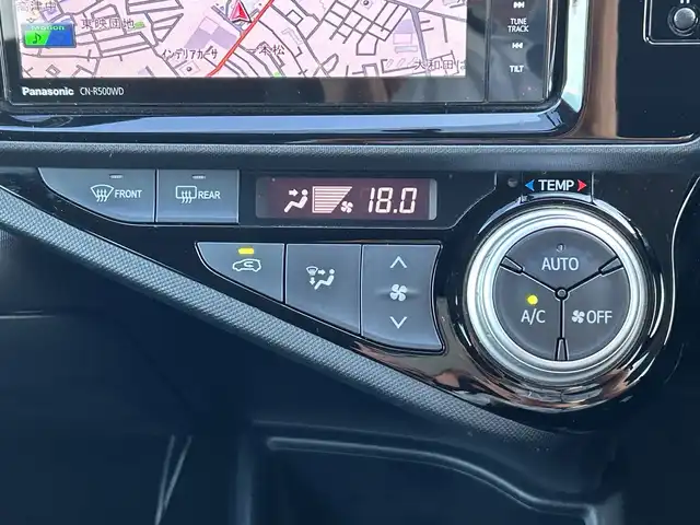 トヨタ アクア X－URBAN 千葉県 2015(平27)年 6.9万km スーパーレッドⅤ 社外メモリナビ/(フルセグTV CD DVD FM AM)/バックカメラ/ハーフレザーシート/横滑り防止装置/ビルトインETC/アイドリングストップ/LEDヘッドライト/フォグランプ/オートライト/ウィンカーミラー/電動格納ミラー/純正16インチAW/シートリフター/プッシュスタート/スマートキー/フロアマット/ドアバイザー/取扱説明書/保証書
