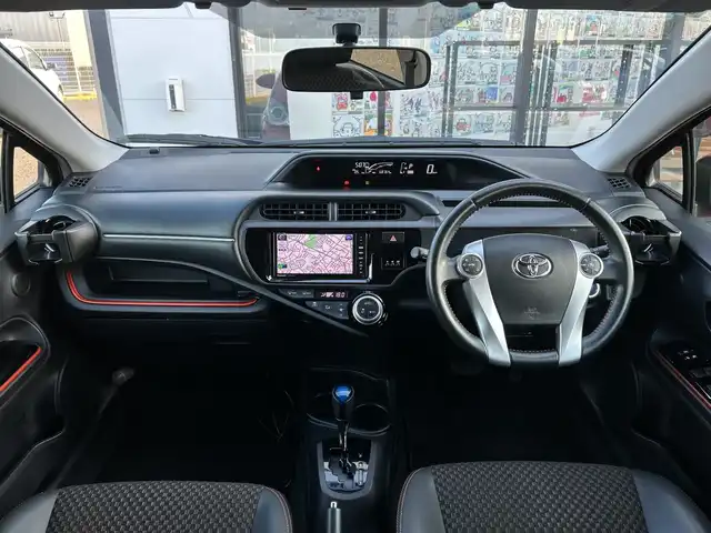 トヨタ アクア X－URBAN 千葉県 2015(平27)年 6.9万km スーパーレッドⅤ 社外メモリナビ/(フルセグTV CD DVD FM AM)/バックカメラ/ハーフレザーシート/横滑り防止装置/ビルトインETC/アイドリングストップ/LEDヘッドライト/フォグランプ/オートライト/ウィンカーミラー/電動格納ミラー/純正16インチAW/シートリフター/プッシュスタート/スマートキー/フロアマット/ドアバイザー/取扱説明書/保証書