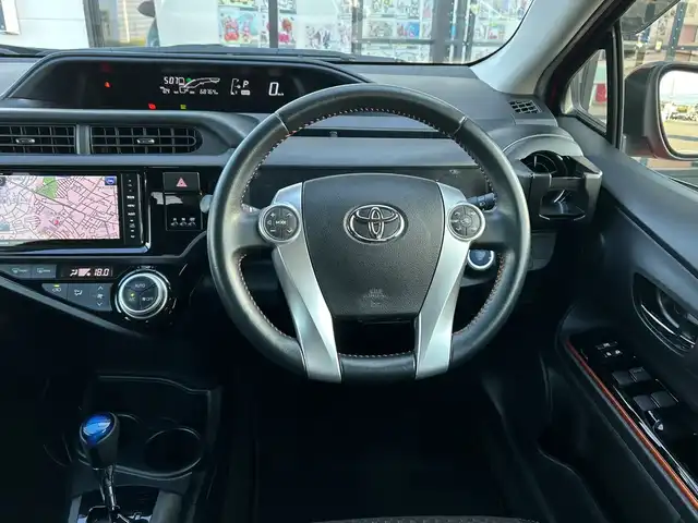 トヨタ アクア X－URBAN 千葉県 2015(平27)年 6.9万km スーパーレッドⅤ 社外メモリナビ/(フルセグTV CD DVD FM AM)/バックカメラ/ハーフレザーシート/横滑り防止装置/ビルトインETC/アイドリングストップ/LEDヘッドライト/フォグランプ/オートライト/ウィンカーミラー/電動格納ミラー/純正16インチAW/シートリフター/プッシュスタート/スマートキー/フロアマット/ドアバイザー/取扱説明書/保証書