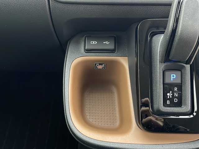 トヨタ シエンタ ハイブリッド Z 秋田県 2024(令6)年 1.8万km アーバンカーキ 4WD/純正ナビ/（FM/AM/Bluetooth/フルセグTV）/全方位カメラ/バックカメラ/両側パワースライドドア/モデリスタフロントエアロ/横滑り防止装置/レーダークルーズコントロール/衝突軽減装置/レーンキープアシスト/アイドリングストップ/ビルトインETC2.0/ステアリングリモコン/前席シートヒーター/ドアミラーヒーター/LEDヘッドライト/オートライト/オートハイビーム/プッシュスタート/スマートキー/スペアキー/電動格納ミラー/純正アルミホイール/純正フロアマット