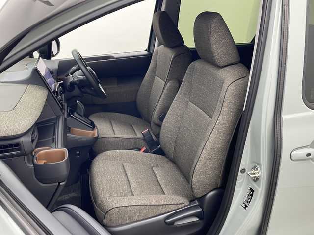 トヨタ シエンタ ハイブリッド Z 秋田県 2024(令6)年 1.8万km アーバンカーキ 4WD/純正ナビ/（FM/AM/Bluetooth/フルセグTV）/全方位カメラ/バックカメラ/両側パワースライドドア/モデリスタフロントエアロ/横滑り防止装置/レーダークルーズコントロール/衝突軽減装置/レーンキープアシスト/アイドリングストップ/ビルトインETC2.0/ステアリングリモコン/前席シートヒーター/ドアミラーヒーター/LEDヘッドライト/オートライト/オートハイビーム/プッシュスタート/スマートキー/スペアキー/電動格納ミラー/純正アルミホイール/純正フロアマット