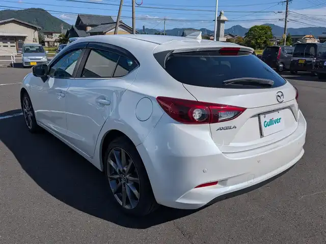 マツダ アクセラ スポーツ 15XD Lパッケージ 福井県 2016(平28)年 6.7万km スノーフレイクホワイトパールマイカ ワンオーナー車/純正18インチAW/純正メモリナビ/フルセグテレビ/本革シート/ヘッドアップディスプレイ/パドルシフト/ステアリングヒーター/前席シートヒーター/運転席パワーシート/シートメモリー/レーダークルーズコントロール/後方コーナーセンサー/スマート・シティ・ブレーキ・サポート/ETC/横滑り防止装置/レーンキープアシスト/盗難防止装置/アイドリングストップ/ダブル＋サイドエアバッグ/カーテンエアバッグ/LEDヘッドライト/Fフォグ/純正フロアマット/スマートキー