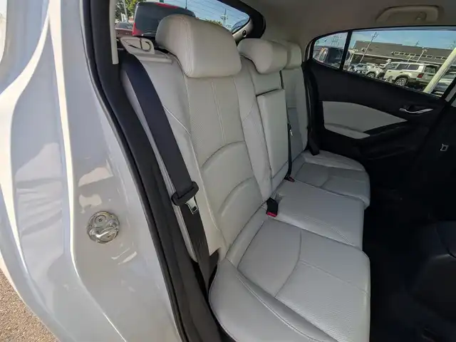 マツダ アクセラ スポーツ 15XD Lパッケージ 福井県 2016(平28)年 6.7万km スノーフレイクホワイトパールマイカ ワンオーナー車/純正18インチAW/純正メモリナビ/フルセグテレビ/本革シート/ヘッドアップディスプレイ/パドルシフト/ステアリングヒーター/前席シートヒーター/運転席パワーシート/シートメモリー/レーダークルーズコントロール/後方コーナーセンサー/スマート・シティ・ブレーキ・サポート/ETC/横滑り防止装置/レーンキープアシスト/盗難防止装置/アイドリングストップ/ダブル＋サイドエアバッグ/カーテンエアバッグ/LEDヘッドライト/Fフォグ/純正フロアマット/スマートキー