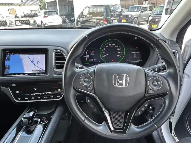 ホンダ ヴェゼル ハイブリッド Z ホンダセンシング 島根県 2018(平30)年 11.8万km プラチナホワイトパール 登録時走行距離118051km/純正ナビ/フルセグテレビ/バックカメラ/衝突軽減ブレーキ/レーダークルーズコントロール/レーンキープアシススト/プッシュスタート/スマートキー(スペアスマート×1)/パドルシフト/LEDヘッドライト/前席シートヒーター/ドラレコ/ETC