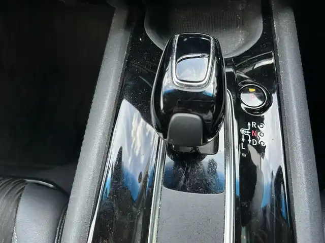 ホンダ ヴェゼル ハイブリッド Z ホンダセンシング 島根県 2018(平30)年 11.8万km プラチナホワイトパール 登録時走行距離118051km/純正ナビ/フルセグテレビ/バックカメラ/衝突軽減ブレーキ/レーダークルーズコントロール/レーンキープアシススト/プッシュスタート/スマートキー(スペアスマート×1)/パドルシフト/LEDヘッドライト/前席シートヒーター/ドラレコ/ETC