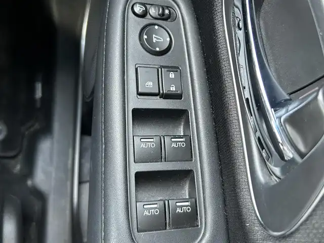 ホンダ ヴェゼル ハイブリッド Z ホンダセンシング 島根県 2018(平30)年 11.8万km プラチナホワイトパール 登録時走行距離118051km/純正ナビ/フルセグテレビ/バックカメラ/衝突軽減ブレーキ/レーダークルーズコントロール/レーンキープアシススト/プッシュスタート/スマートキー(スペアスマート×1)/パドルシフト/LEDヘッドライト/前席シートヒーター/ドラレコ/ETC