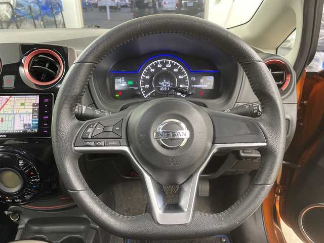 日産 ノート e－パワー メダリスト 道央・札幌 2017(平29)年 11.2万km プレミアムコロナオレンジ ・e-POWR/・社外SDナビ/・BT/CD/DVD/フルセグTV/MSV）/・バックカメラ/全方位カメラ/・エマージェンシーブレーキ/・ハーフレザーシート/・オートライト/LEDライト/・ETC