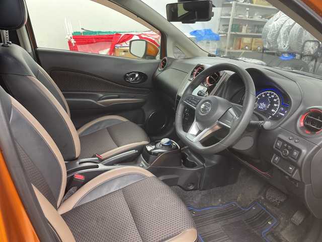 日産 ノート e－パワー メダリスト 道央・札幌 2017(平29)年 11.2万km プレミアムコロナオレンジ ・e-POWR/・社外SDナビ/・BT/CD/DVD/フルセグTV/MSV）/・バックカメラ/全方位カメラ/・エマージェンシーブレーキ/・ハーフレザーシート/・オートライト/LEDライト/・ETC