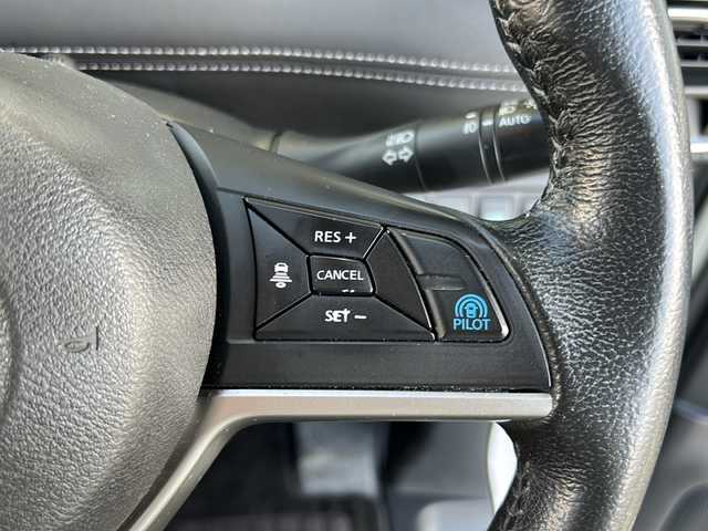 日産 セレナ ハイウェイスター 静岡県 2016(平28)年 7万km ブリリアントホワイトパール 純正SDナビ/・CD/・DVD/・フルセグＴＶ/・Bluetooth/・USB/・AM/・FM/主要装備/・後席モニター/・両側パワスラ/・プロパイロット/・衝突軽減/・レーンキープ/・追従クルコン/・コーナーセンサー前後/・全方位カメラ/・ETC/・パーキングアシスト/・デジタルインナーミラー/・電動パーキングブレーキ/・オートホールド/・LEDヘッドライト/・フォグランプ/・純正マット/・純正アルミホイール