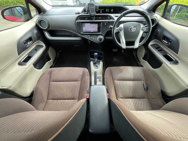 トヨタ アクア G 静岡県 2013(平25)年 10.4万km スーパーレッドⅤ ECOモード/EVモード/シートヒーター/ETC/Bluetooth/フルセグTV/社外アルミホイール/純正ナビ/純正フロアマット/ハイブリッド/プッシュスタート