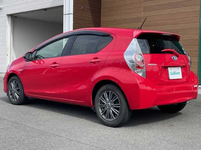 トヨタ アクア G 静岡県 2013(平25)年 10.4万km スーパーレッドⅤ ECOモード/EVモード/シートヒーター/ETC/Bluetooth/フルセグTV/社外アルミホイール/純正ナビ/純正フロアマット/ハイブリッド/プッシュスタート