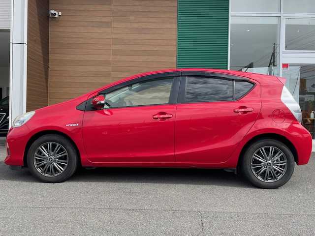 トヨタ アクア G 静岡県 2013(平25)年 10.4万km スーパーレッドⅤ ECOモード/EVモード/シートヒーター/ETC/Bluetooth/フルセグTV/社外アルミホイール/純正ナビ/純正フロアマット/ハイブリッド/プッシュスタート