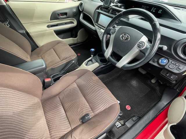 トヨタ アクア G 静岡県 2013(平25)年 10.4万km スーパーレッドⅤ ECOモード/EVモード/シートヒーター/ETC/Bluetooth/フルセグTV/社外アルミホイール/純正ナビ/純正フロアマット/ハイブリッド/プッシュスタート