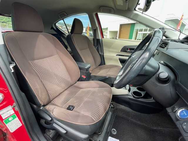 トヨタ アクア G 静岡県 2013(平25)年 10.4万km スーパーレッドⅤ ECOモード/EVモード/シートヒーター/ETC/Bluetooth/フルセグTV/社外アルミホイール/純正ナビ/純正フロアマット/ハイブリッド/プッシュスタート