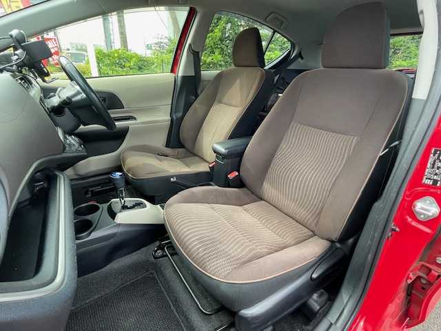 トヨタ アクア G 静岡県 2013(平25)年 10.4万km スーパーレッドⅤ ECOモード/EVモード/シートヒーター/ETC/Bluetooth/フルセグTV/社外アルミホイール/純正ナビ/純正フロアマット/ハイブリッド/プッシュスタート
