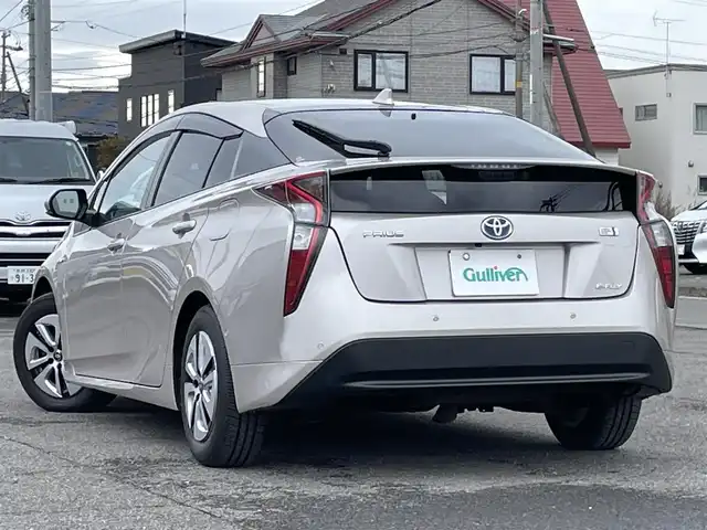 トヨタ プリウス A 道央・札幌 2016(平28)年 4.7万km スティールブロンドM ４WD/寒冷地仕様/純正ディーラーOPナビ/CD/DVD/BT/フルセグ/トヨタセーフティセンス/プリクラッシュセーフティ/横滑り防止装置/レーダークルーズコントロール/レーンキープアシスト/パーキングアシスト/クリアランスソナー/ブラインドスポットモニター/バックカメラ/ビルトインETC/ドライブレコーダー/自動防眩ミラー/EVMODE/DRIVEMODE切替/ワイパーデアイサー/ヘッドアップディスプレイ/革巻きステアリング/ステアリングリモコン/プッシュスタート/スマートキー/LEDヘッドライト/オートライト/オートハイビーム/フォグランプ/電動格納ミラー/ヒーテッドドアミラー/ウィンカーミラー/純正フロアマット/ドアバイザー/社外AW付冬タイヤ積込/195/65/R15/2022年/山6mm