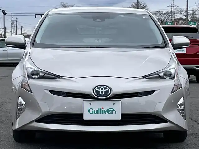 トヨタ プリウス A 道央・札幌 2016(平28)年 4.7万km スティールブロンドM ４WD/寒冷地仕様/純正ディーラーOPナビ/CD/DVD/BT/フルセグ/トヨタセーフティセンス/プリクラッシュセーフティ/横滑り防止装置/レーダークルーズコントロール/レーンキープアシスト/パーキングアシスト/クリアランスソナー/ブラインドスポットモニター/バックカメラ/ビルトインETC/ドライブレコーダー/自動防眩ミラー/EVMODE/DRIVEMODE切替/ワイパーデアイサー/ヘッドアップディスプレイ/革巻きステアリング/ステアリングリモコン/プッシュスタート/スマートキー/LEDヘッドライト/オートライト/オートハイビーム/フォグランプ/電動格納ミラー/ヒーテッドドアミラー/ウィンカーミラー/純正フロアマット/ドアバイザー/社外AW付冬タイヤ積込/195/65/R15/2022年/山6mm